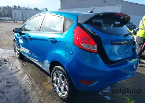 2013 Ford Fiesta Titanium z USA, uszkodzony, nr VIN 3FADP4FJ6DM107373